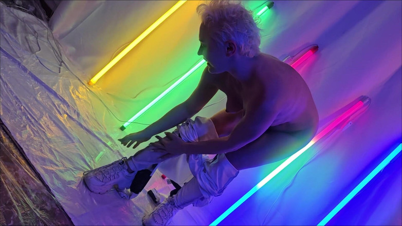 Flexble Hanna: 机器人女孩自慰并被射在芭蕾舞男中潮吹