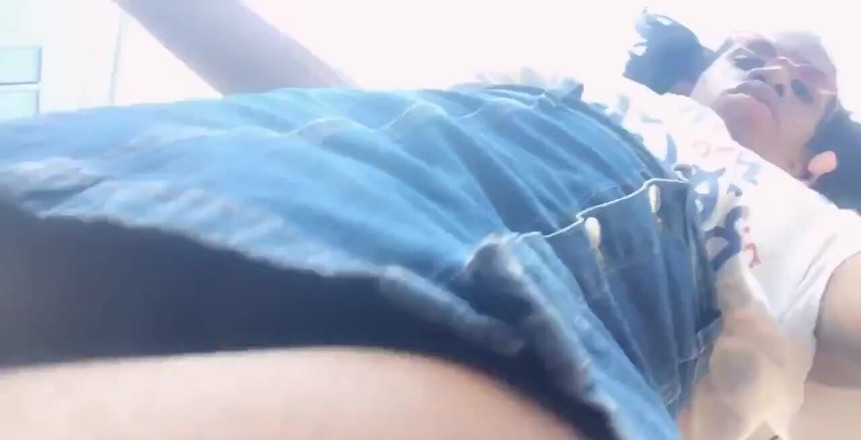 AJ180: 土曜日の散歩。車に乗ったこの立派なお尻の男はクラクションを鳴らして微笑んだ。