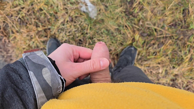 Alpha pee king: Trochu riskantní močení - POV venkovní čůrání muže během přírodní procházky