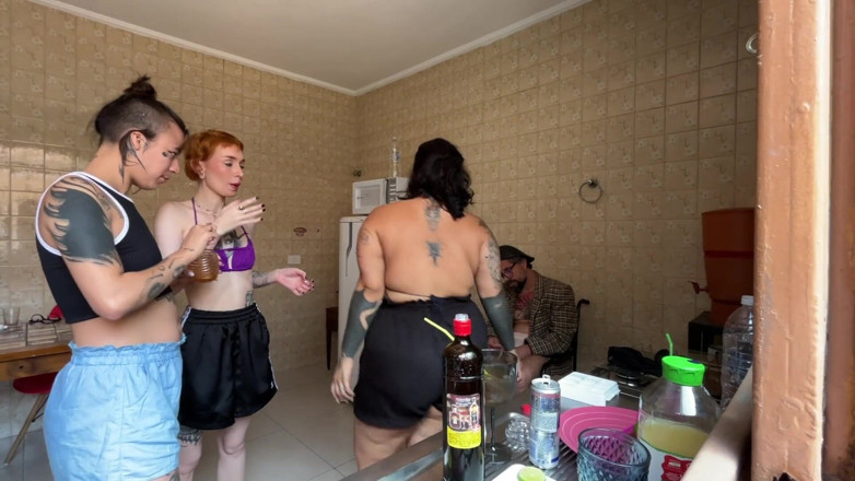 Quente club: The Chubby Girl Invited Her Friends Over for an Afternoon...