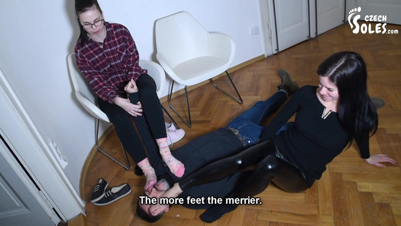 Czech Soles - foot fetish content: Ditangkap dan dihukum oleh dua awek muda kaki
