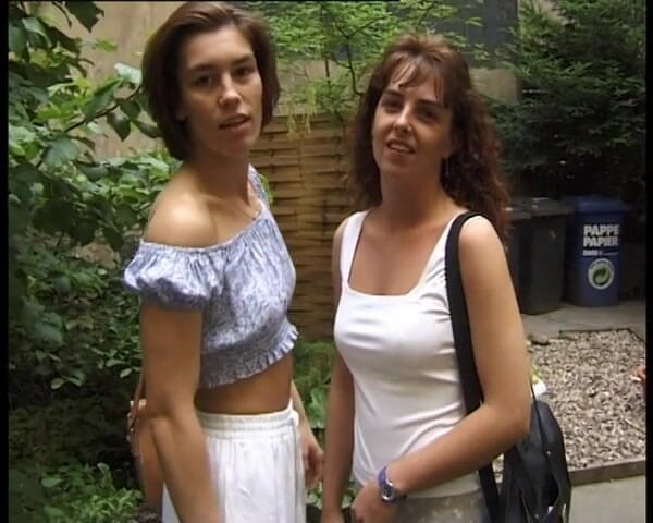 YOUR FIRST PORN: Lesbische Spiele in Der Badewanne - Lesbian Games in the Bathtub