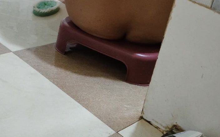 Sexy biwi: 隣人のバビの家でお茶を飲む代わりに、彼女がお風呂に入っているときに、こっそりビデオを作りました