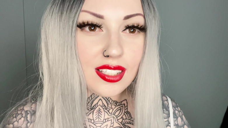 Miss Valentina: 在我的阿赫高脸上手淫