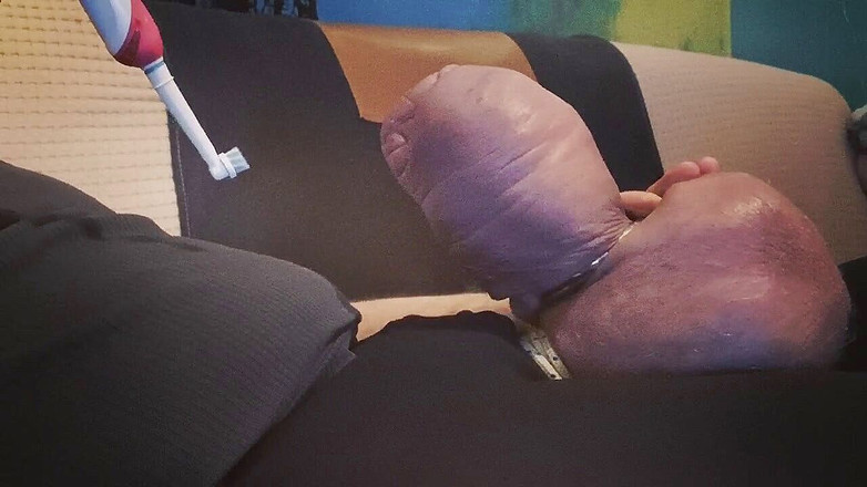 Monster_Meat_: Sikat gigi listrik memberikan kesenangan besar!