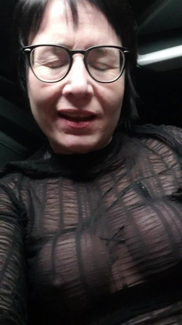JulieEroticDress: MILF memancut di luar di tempat letak kereta awam
