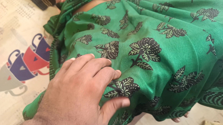 Apple baby: गृहिणी की चूत चाटना वायरल वीडियो