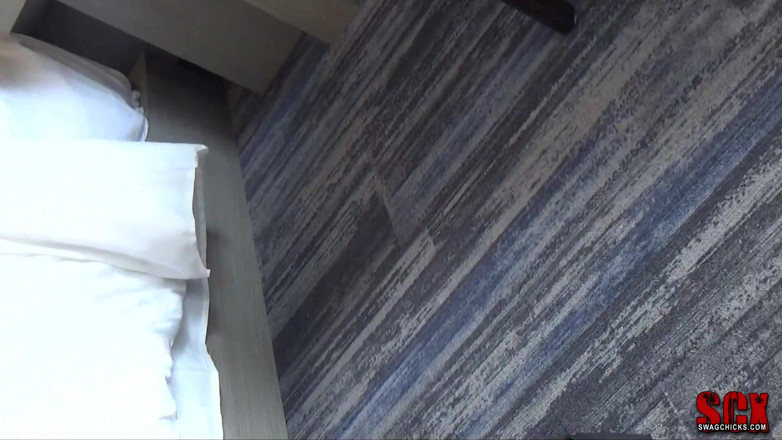 Criss Simon: Un couple charmant dans une chambre d'hôtel