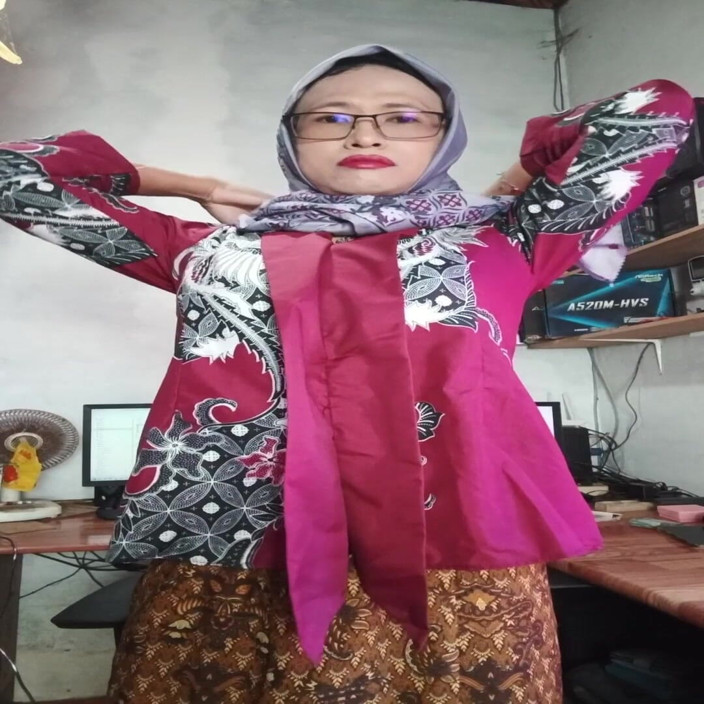 Mitha Zhe: Seksi tesettürlü tesettürlü mitha zhe yarağa mastürbasyon yapıyor