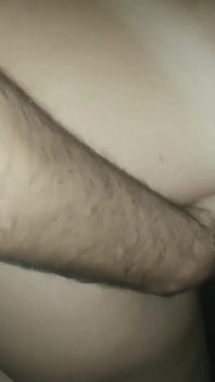 Marido assistindo e filmando sua esposa gemendo com tesão enquanto seu amigo fode com camisinha