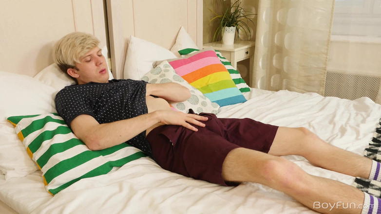 BoyFun Solo: Josh juega con su culo