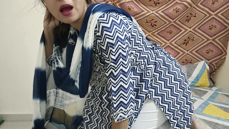 Saarabhabhi6: 继妹的白日梦我利用了我十几岁的继妹的处女阴户继兄弟和继妹做爱