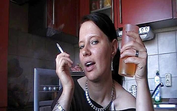 Sinika Skara: Sigara içiyor ve işiyor