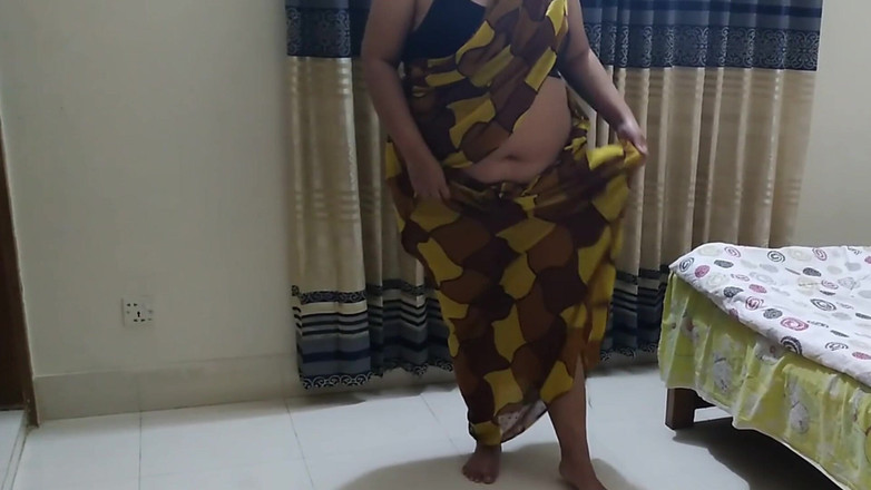 Aria Mia: Moti gand wali тамільська гаряча тітонька отримує анальний трах від незнайомця, коли вона одягла сарі