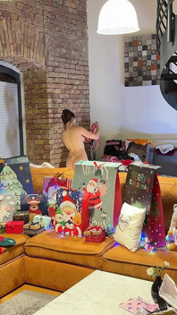 Zwei mädchen, ein typ viele geschenke und ein Mini-roulette-Spiel mit CFNM Handjob-Herausforderung