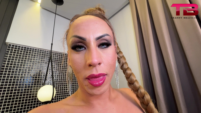 Tranny Brazilian: Nikky Rodrigues喜欢大鸡巴