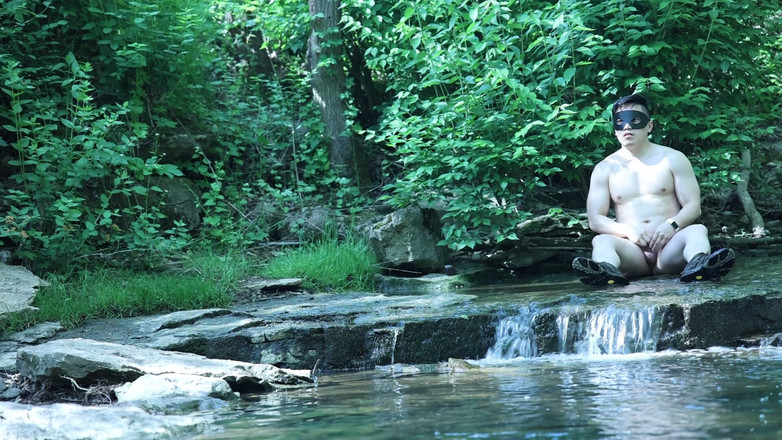 barenakedboy: Прогибаясь у водопада, пытаясь ускользнуть немного частного момента...