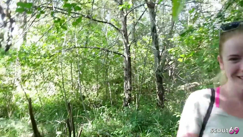 Scout69: Německá zrzavá dívka se zelenýma očima mluví s riskantním veřejným...