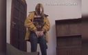 Amateurs videos: Hete blondine pronkt voor camera en zuigt pik van amateur-videograaf