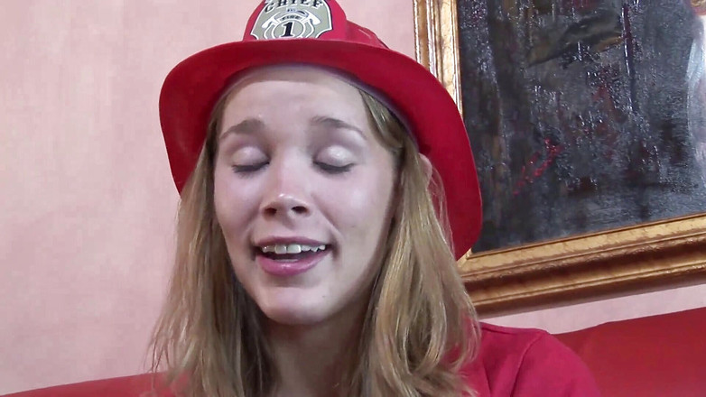 Young Sinner: 크고 단단한 불을 내놓는 섹시하고 섹시한 소방관