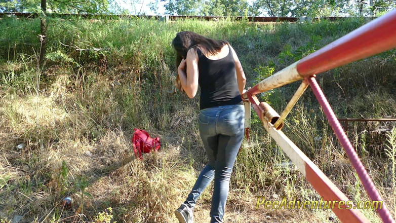Pee Adventures: Kencing besar di pinggir jalan