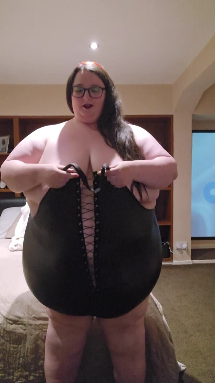 SSBBWLadyBrads: खूबसूरत विशालकाय महिला सेक्सी मोटी काली चमड़े का सूट