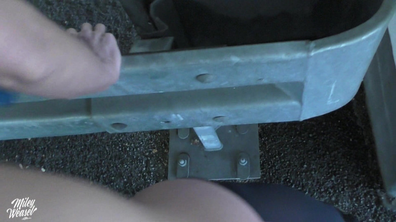 Miley Weasel: Blonda germană Miley Weasel în cur în Parcare