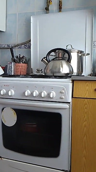 Jag vill ha min väns styvmammas rumpa, jag älskar när hon lagar mat i köket