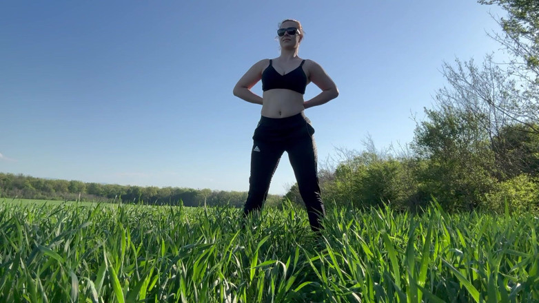 Emeli: Açık havada fışkırtma çıplak