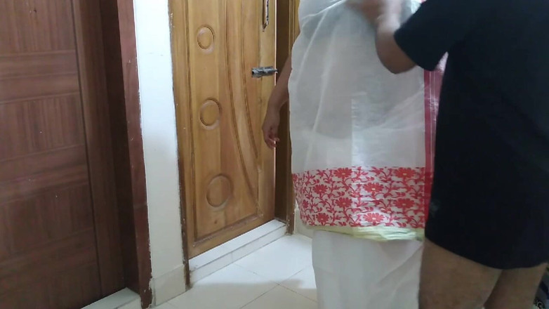 Aria Mia: Місцева вчителька дезі в блузці сарі, коли студент заходить в її кімнату і трахає її