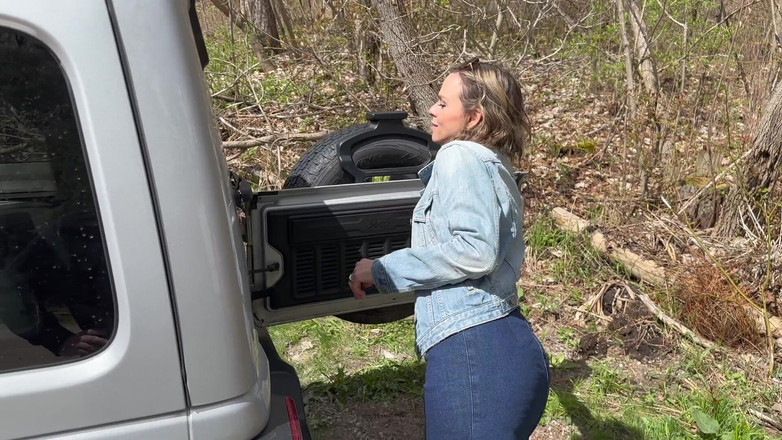 Serenity Cox: Mąż jeździ samochodem, podczas gdy żona rucha się i dostaje creampie...