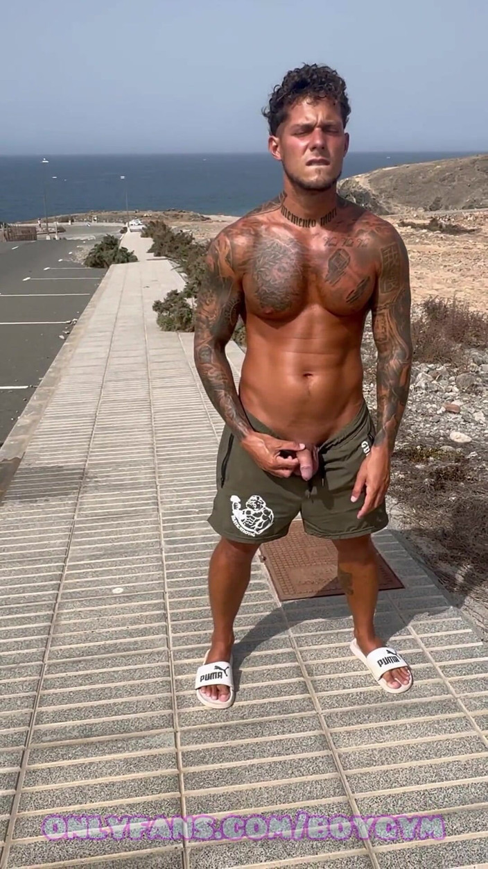 BoyGym: Cewek berotot ini lagi asik kencing di jalanan