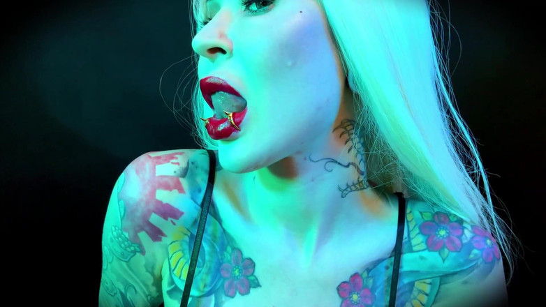 Baal Eldritch: 金のピアスが付いた官能的な赤い唇 - 口紅フェチ、崇拝、POV