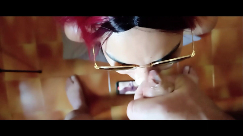 LauraOnHeels: MILF dengan cermin mata hitam memberikan blowjob dengan muka POV