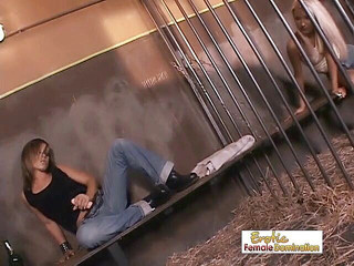 Erotic Lezdom: Bruneta lezdom kráska s připínákem udeří blonďatou kočičku