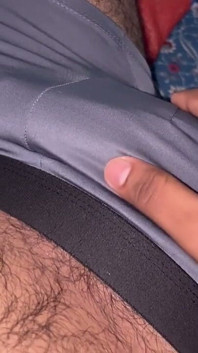Handjob pertama tengah malam untuk teman sekamar, cumshot