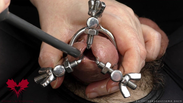 Close Up Extreme: Dilatace otvoru rozšířený žalud a blokáda spermií zavedením uretry prstu - detail