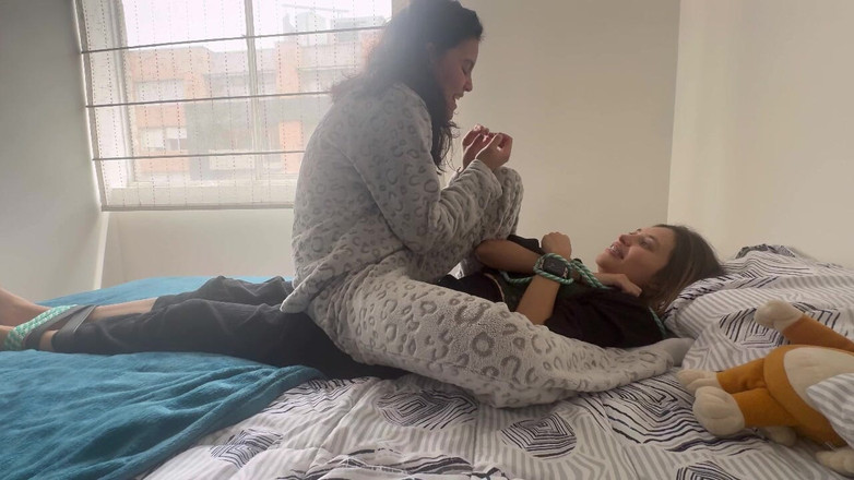 scarlettandc: Вона зав'язує мене, а потім дивиться на мене, щоб отримати оргазм