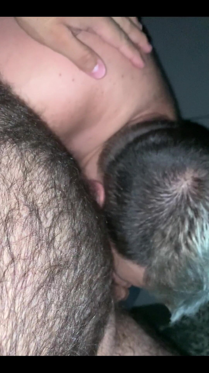 Ksanchez1203: Cowok ini nyepong kontol enak banget sama temannya sendiri