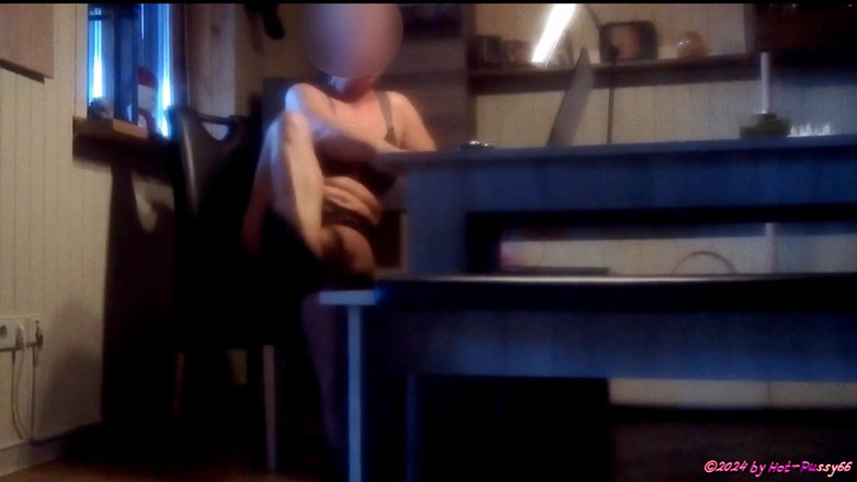 Hot-Pussy66: 노트북에서 반 벗은