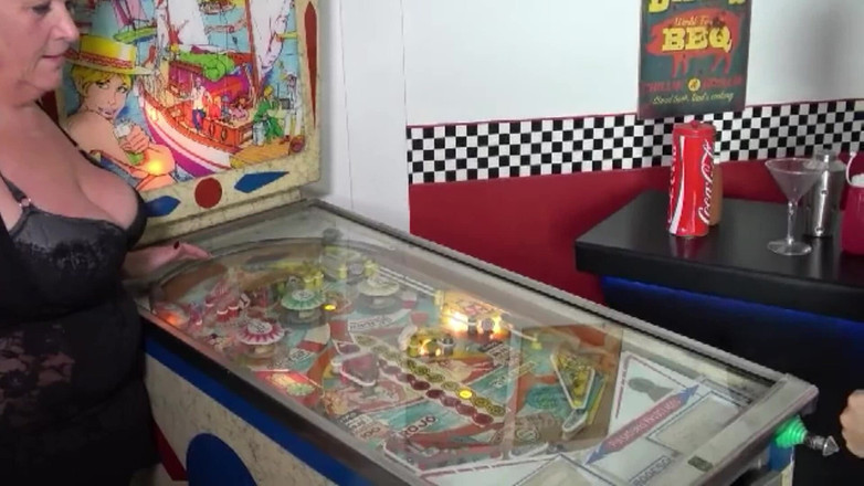 Ukjoolz and Friends: Scopata di gruppo nel bar