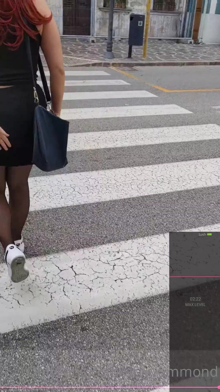 Arty_von: Roodharige Orgasme Tijdens Het Winkelen Met Een Vibrator Op Afstand