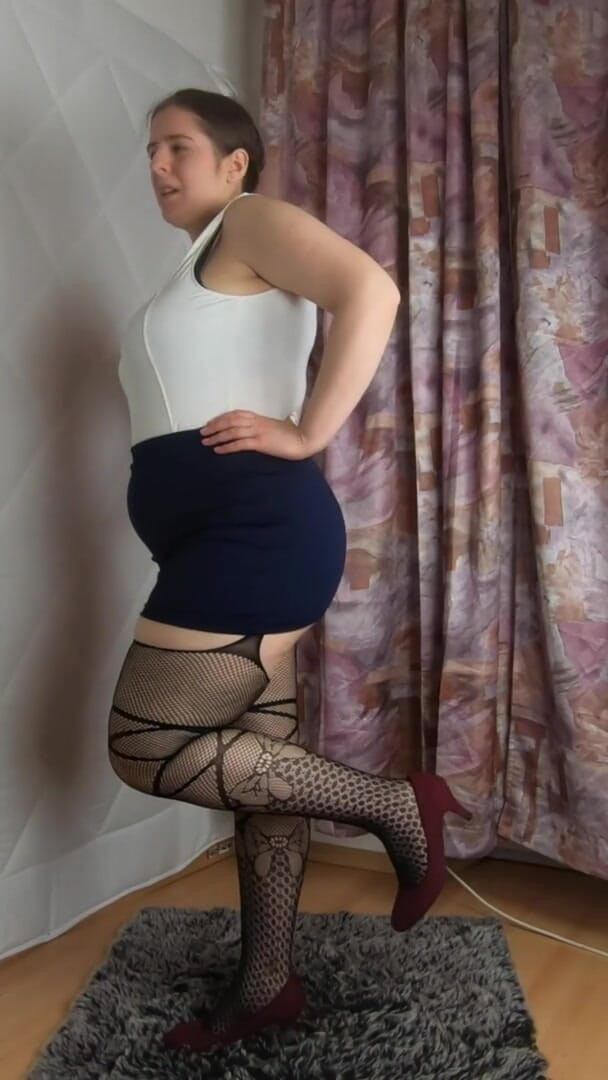 Lingerie Review: Міні спідниця на підборах і ажурних панчохах без цензури