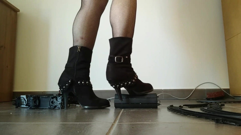 RavenBigAss: Raven enjoy to crush western train with heeled boots and...