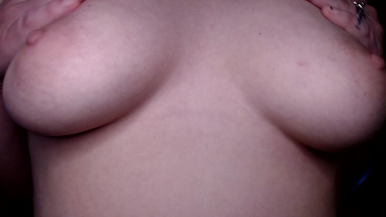 Abby Anna: Natural tetas balançando saltando gotas closeup mamilos