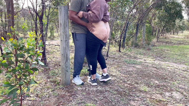 Hot 365 Entertainments: La moglie desi ha un affare all'aperto sulle escursioni