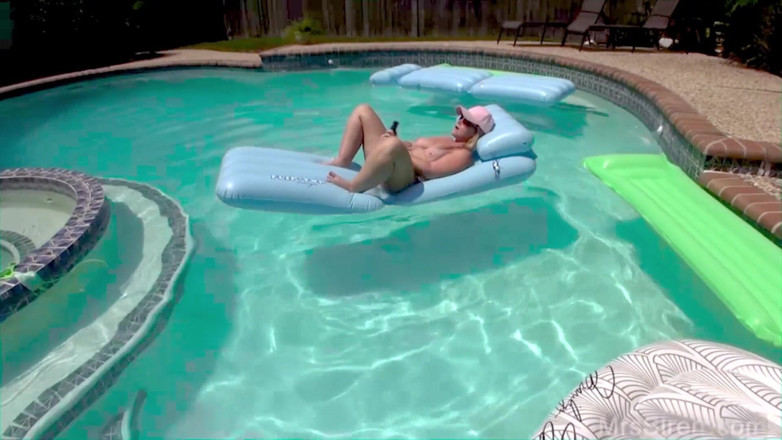 Siren XXX Studios: Dee Siren's pool toys
