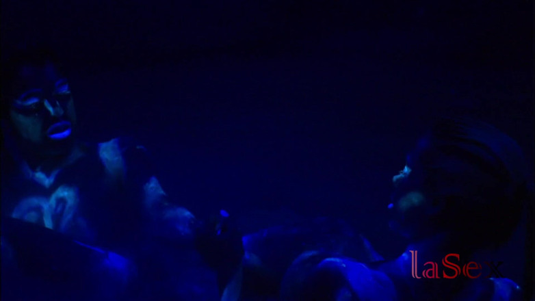 La sex: Mind-blowing sex scene with two hot lesbians fucking in blue