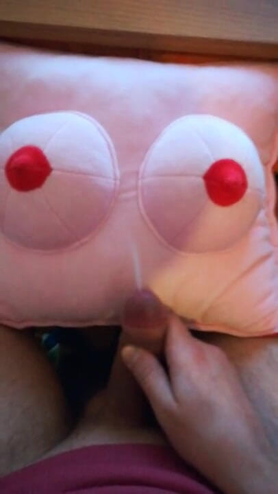 Gettulio: Cum on tits pillow