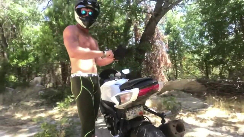 Sparks Go Wild: Casal quente cavalga motocicleta até a montanha para foder!
